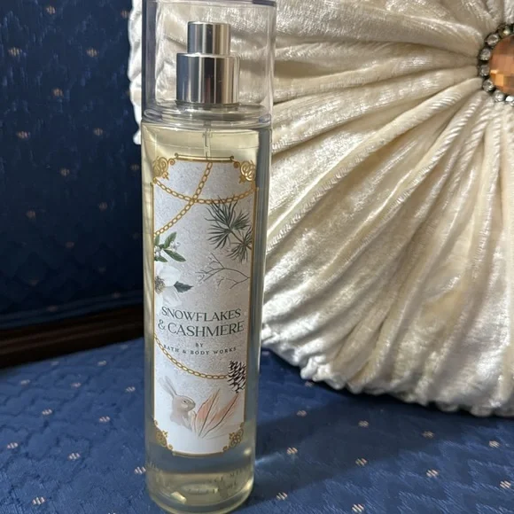 BATH & BODY WORKS SET. . .SNOWFLAKES & CASHMERE SCENT (Items Not Used) - Picture 3 of 6